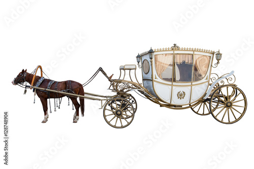Fotografia carriage drawn by a chestnut horse isolated on white background