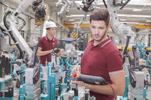 Entwicklungsingenieure bei der Roboter Inbetriebnahme photo