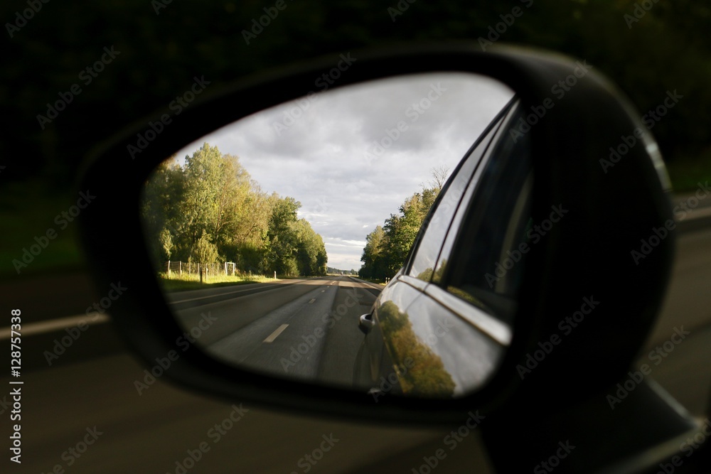 Strada dallo specchio retrovisore 