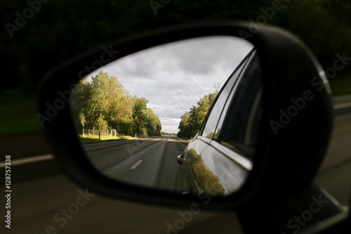 Strada dallo specchio retrovisore  © lionheart3582