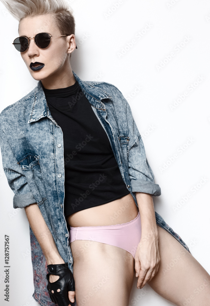 Φωτογραφία Blue denim shirt. Stylish Blonde girl with short hair. Trend mak