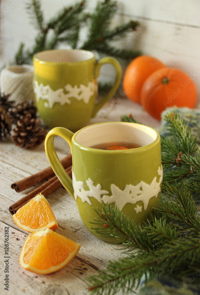 Tazze di tè aromatizzato con arance e cannella
