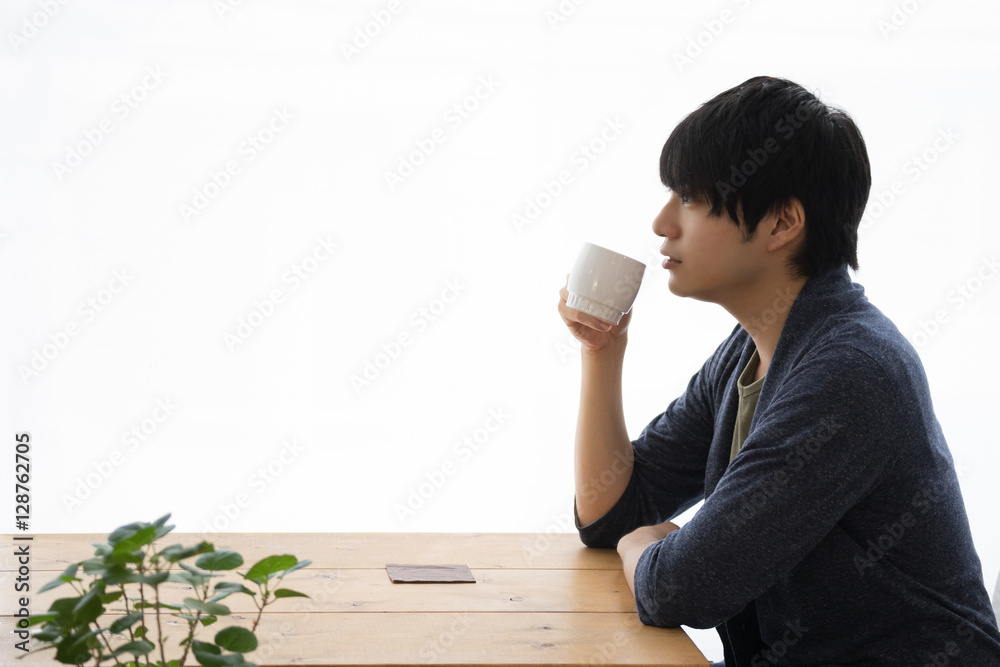カフェでホットドリンクを飲む男性 コーヒー Stock 写真 Adobe Stock