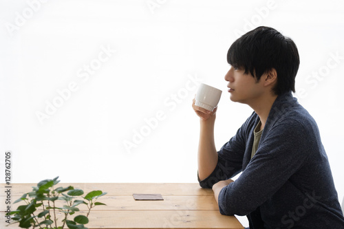カフェでホットドリンクを飲む男性 コーヒー Stock 写真 Adobe Stock