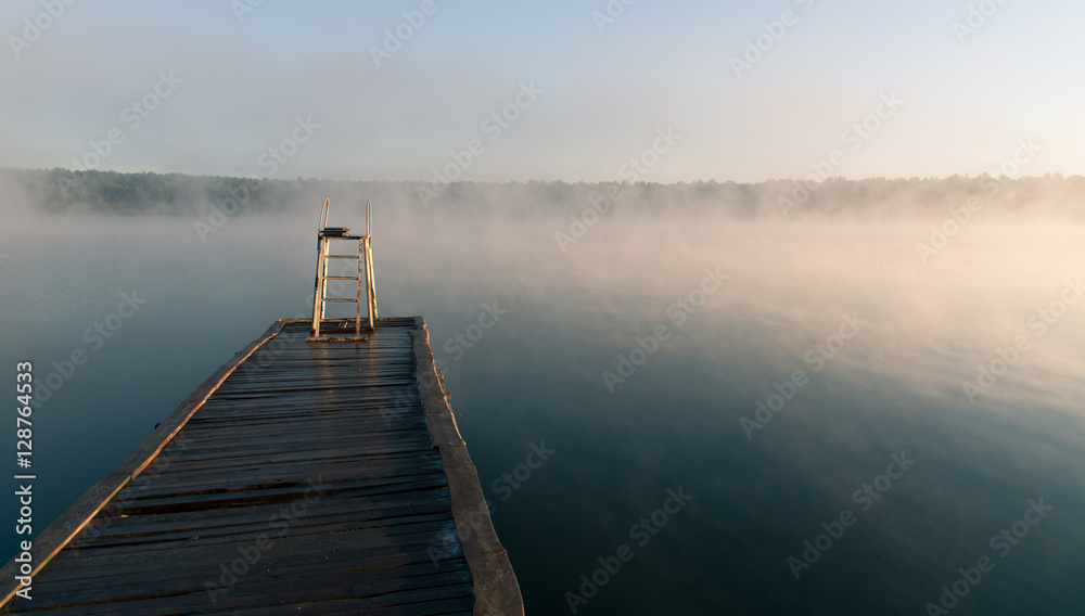 Naklejka premium morning mist on the lake