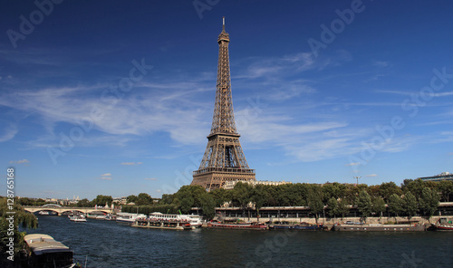 Paris, la tour Eiffel et la Seine vue de la voie Georges Pompidou