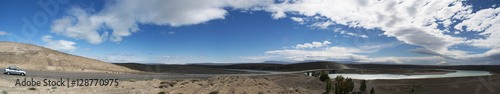 Argentina, 21/11/2010: una macchina, una strada e un fiume nel paesaggio sconfinato della Patagonia nei dintorni di El Calafate, la città sul confine meridionale del lago Argentino