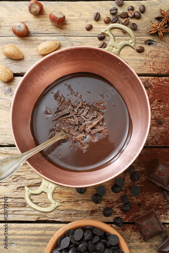 Fototapeta cioccolato fuso in tegame di metallo sfondo rustico