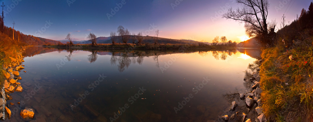 Fototapeta premium Zachód słońca nad rzeka Poprad w Muszynie