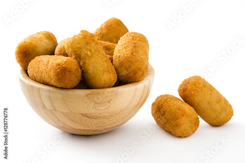 Foto Traditional fried Spanish croquetas (croquettes) isolated on white background
