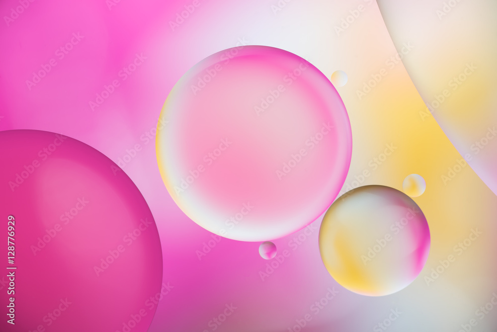 Obraz premium pink drops of oil and air bubbles on the water