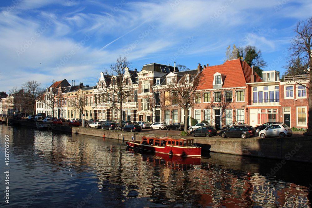 Petit canal de charme à Haarlem, Pays-Bas