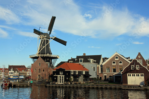 Canal avec moulin à vent à Haarlem, Pays-Bas © JFBRUNEAU
