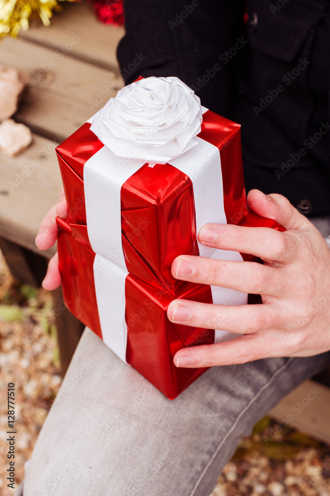 Hombre joven sujetando con sus manos regalos de navidad Stock Photo