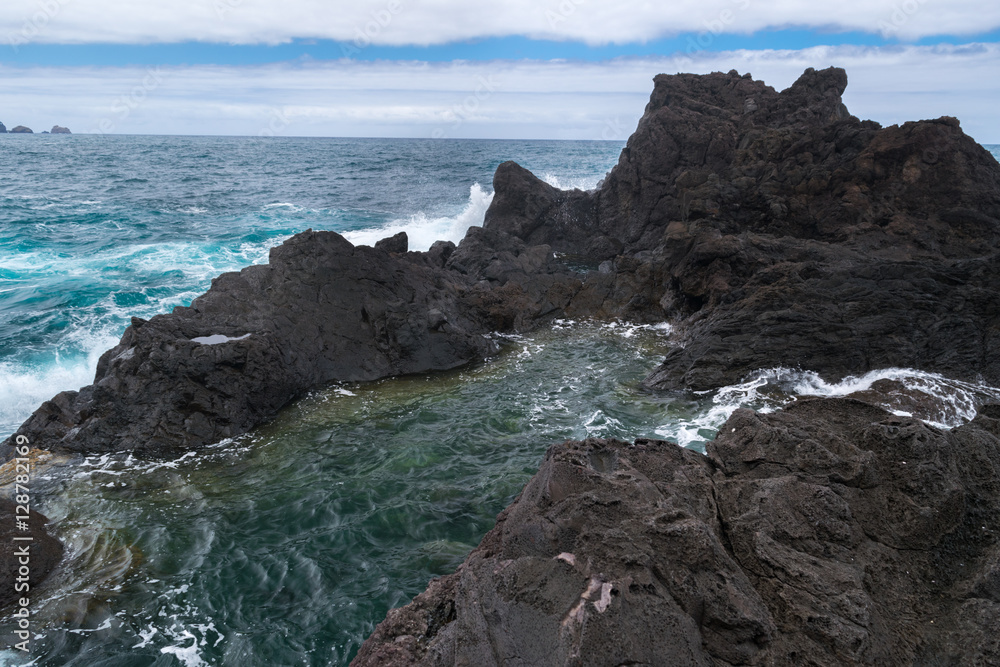Fototapeta premium Clouded day at Natural pools in Seixal (Posto de Correios de Seixal), Madeira, Portugal