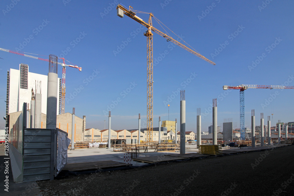 recupero di vecchi edifici industriali e nuove costruzioni a Milano; il cantiere recupero di vecchi edifici industriali e nuove costruzioni a Milano; il cantiere