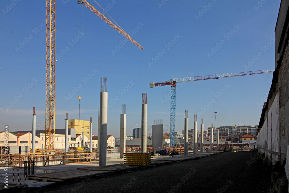 recupero di vecchi edifici industriali e nuove costruzioni a Milano; il cantiere recupero di vecchi edifici industriali e nuove costruzioni a Milano; il cantiere