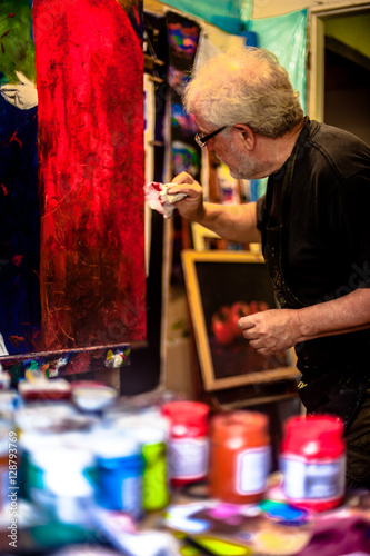 Obraz na plátně Homem idoso, de cabelos e barba brancos,  artista, pintor, trabalhando em seu at