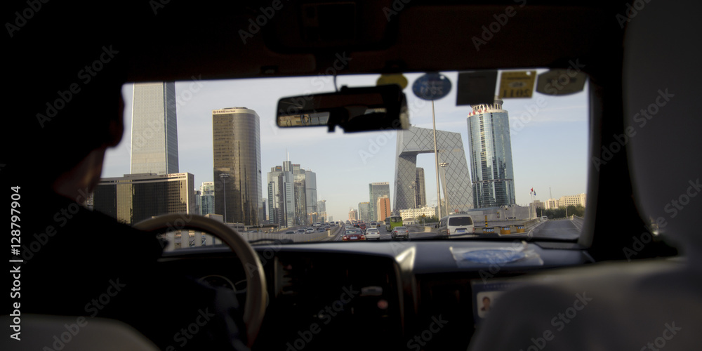 Φωτογραφία Photograph of a panoramic view of multiple skyscrapers taken from the back of a vehicle