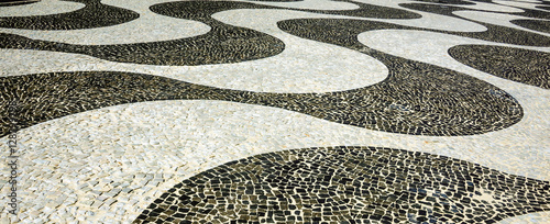 Quadro su tela Black and white iconic mosaic, Portuguese pavement by old design pattern at Copa