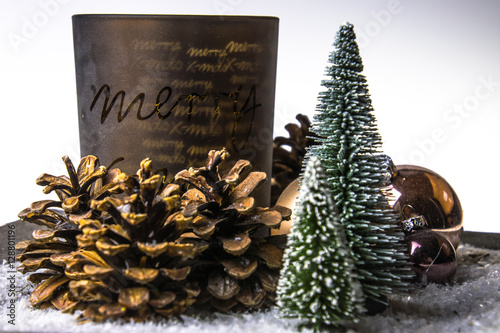 Weihnachtsdekoration mit Kienapfel