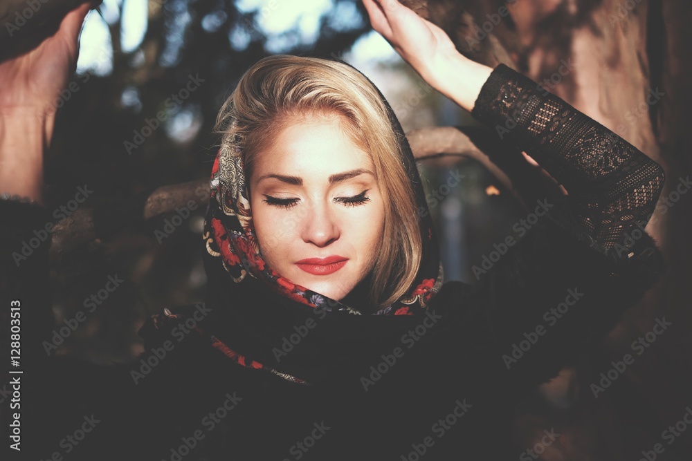 Fototapeta premium A girl with beautiful eyes and the sun