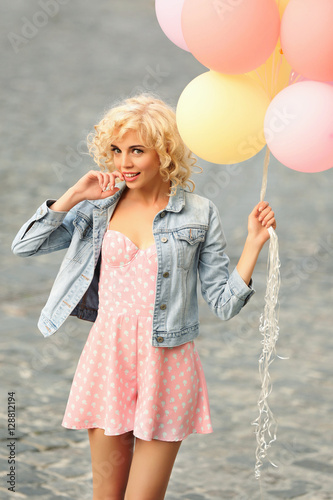 Beautiful young woman holdi...