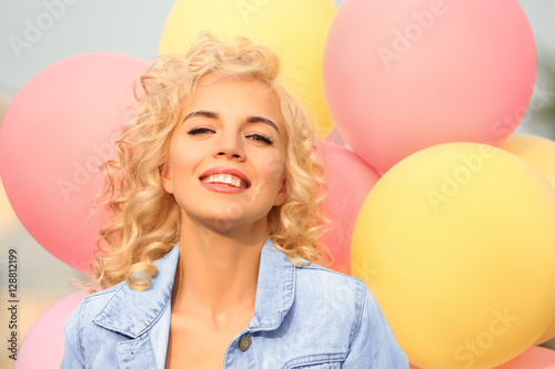 Beautiful young woman holdi...