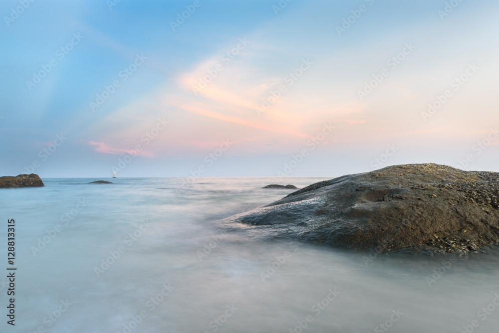 Obraz premium Sea,stone and the beautiful sky background at 