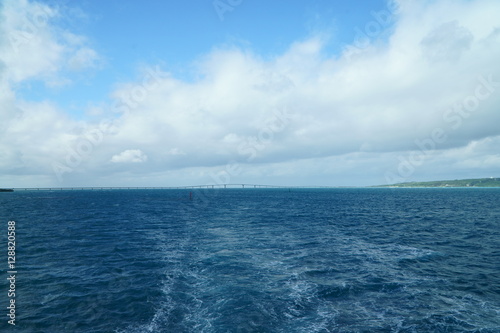 沖縄県・宮古島と伊良部島の間に架かる伊良部大橋を船上から見た風景