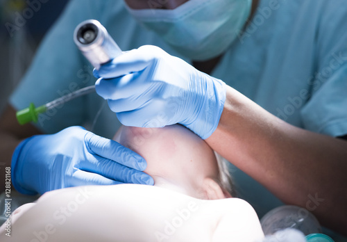 anesthesiologist performs intubation photo