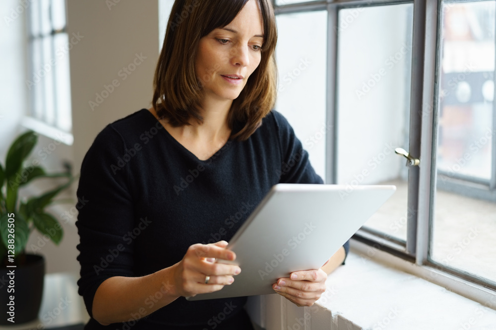 frau liest am tablet frau liest am tablet