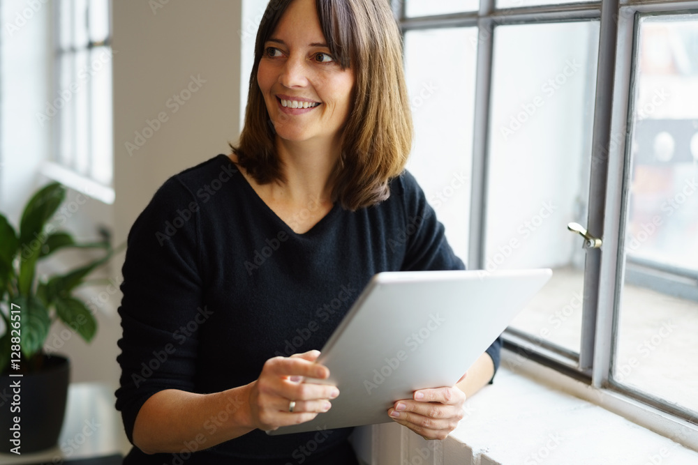 frau liest an ihrem tablet frau liest an ihrem tablet