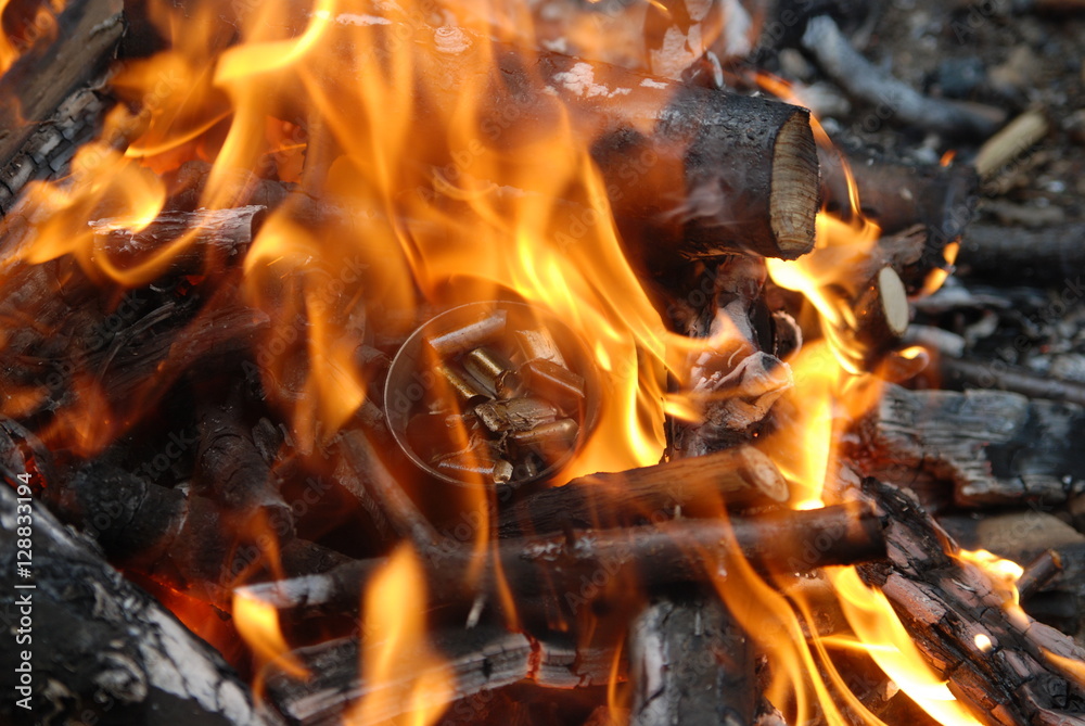Lagerfeuer im Wald mit Gefäß um Zinn einzuschmelzen Lagerfeuer im Wald mit Gefäß um Zinn einzuschmelzen