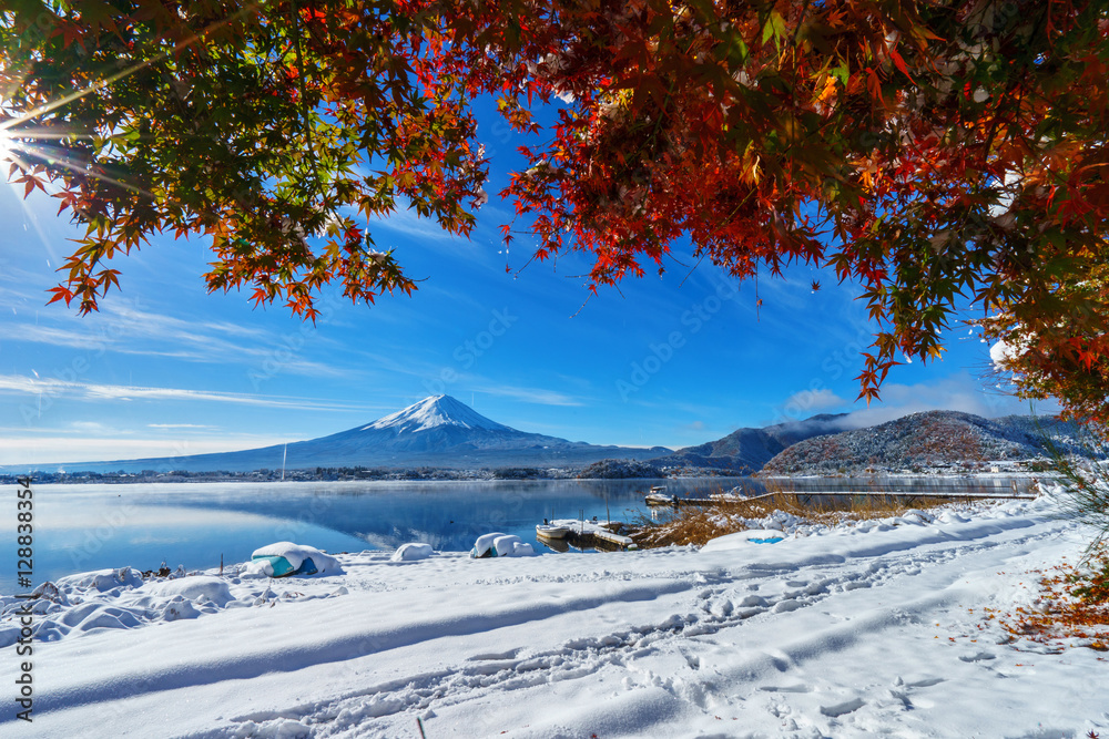 Φωτογραφία Mt. Fuji and autumn foliage at Lake Kawaguchi.Mt. Fuji and autum