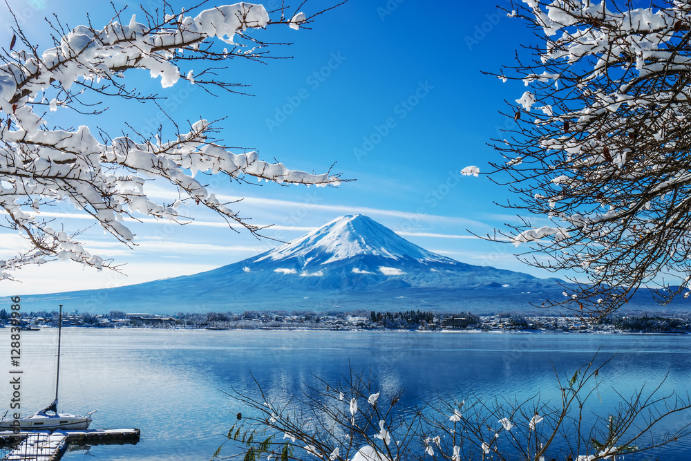 Naklejka premium Mt.Fuji at kawaguchi ko lake