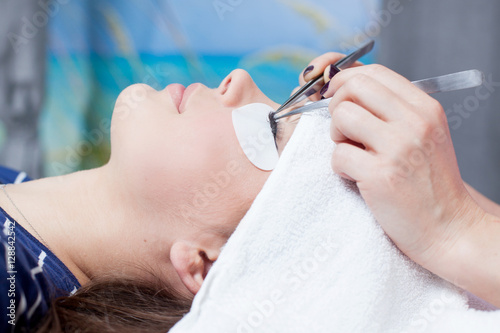 Obraz na płótnie beautician making artificial lashes. eyelash extension procedure w salonie