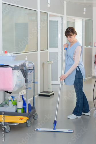 Fotografía floor care cleaning services with washing mop in clean hospital