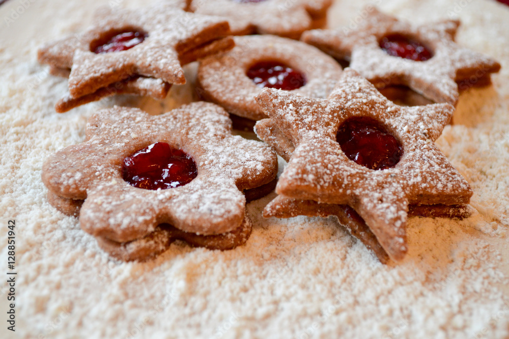 Runde und sternförmige Weihnachts-Plätzchen - Spitzbuben 2 Runde und sternförmige Weihnachts-Plätzchen - Spitzbuben 2