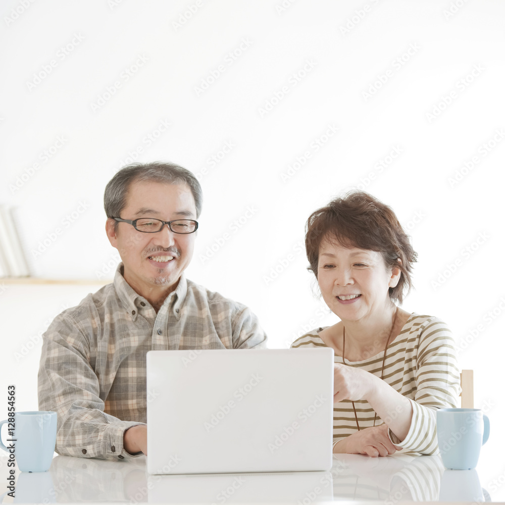 パソコンをするシニア夫婦 パソコンをするシニア夫婦