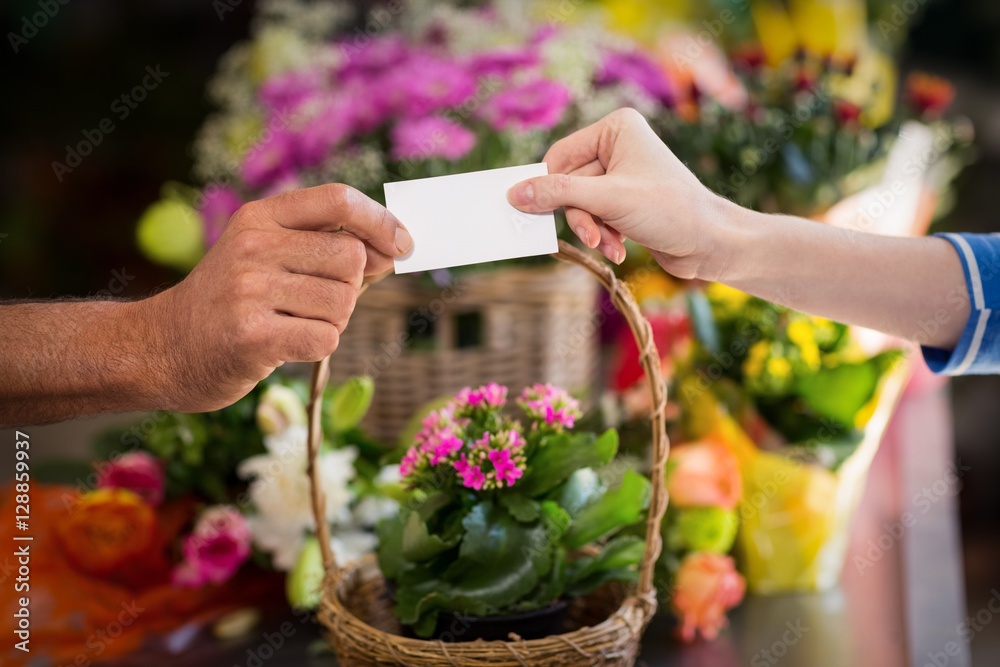 Obraz premium Florist giving visiting card to customer