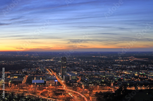 Blick über München am Abend vom Olympiaturm