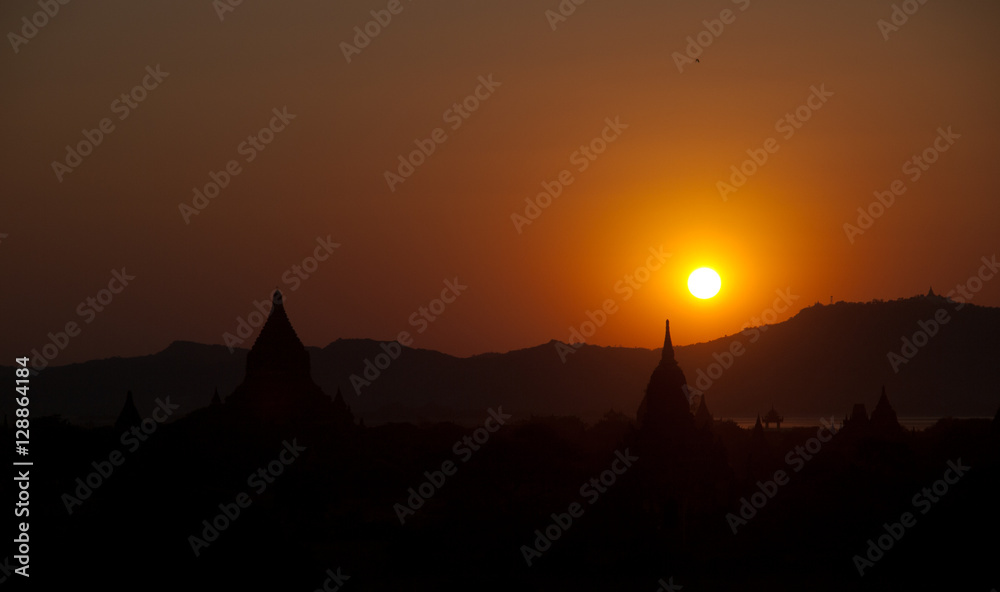 Obraz premium Panorama of Bagan pagodas valley shot at sunrise