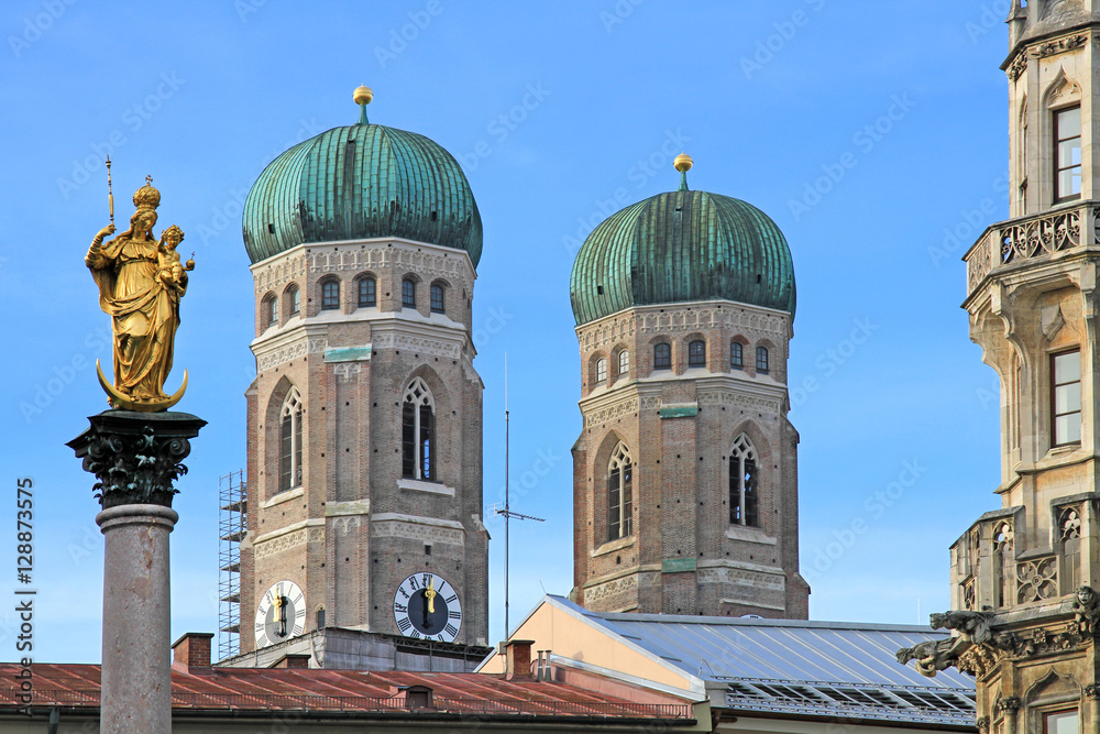 Frauenkirche von München mit goldener Marienstatue