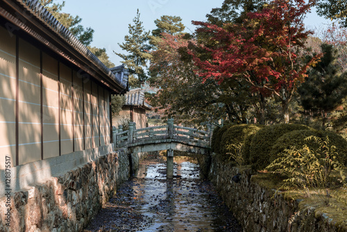 秋の京都嵐山 庭園の石橋