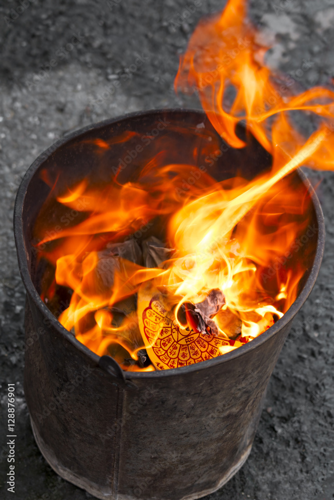 Obraz premium Chinese funeral ceremony burning in flames