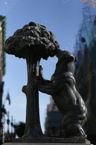 Estatua del oso y el madro  o  s  mbolo del la ciudad de Madrid.