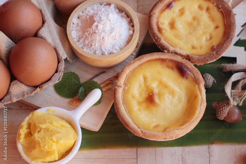 Making egg tart is delicious and egg. Making egg tart is delicious and egg.