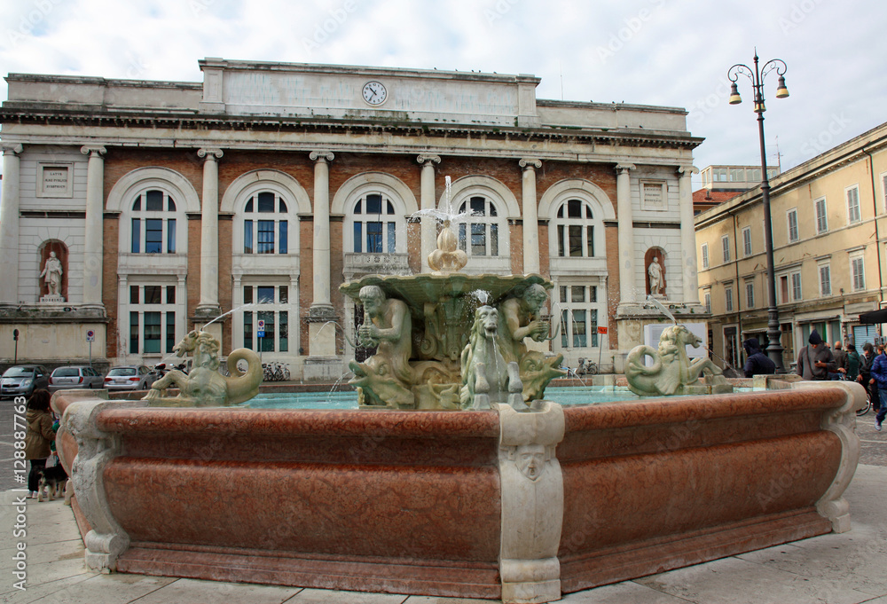 Fontaine de la piazza del Popolo à Pesaro, Italie