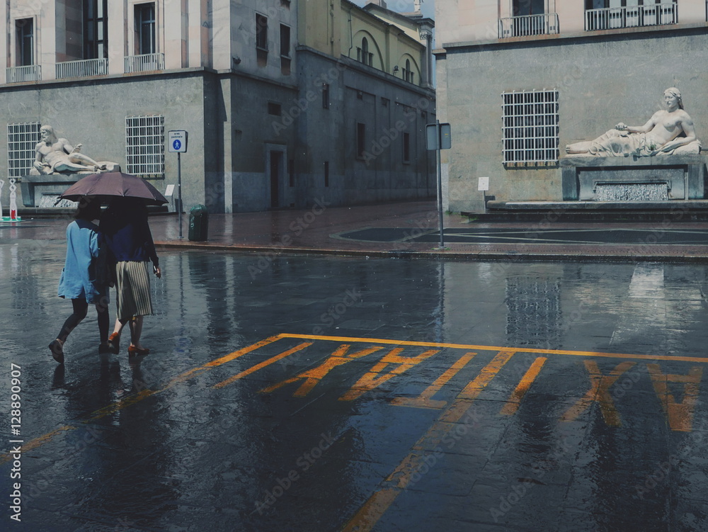 Torino piazza cln durante la pioggia